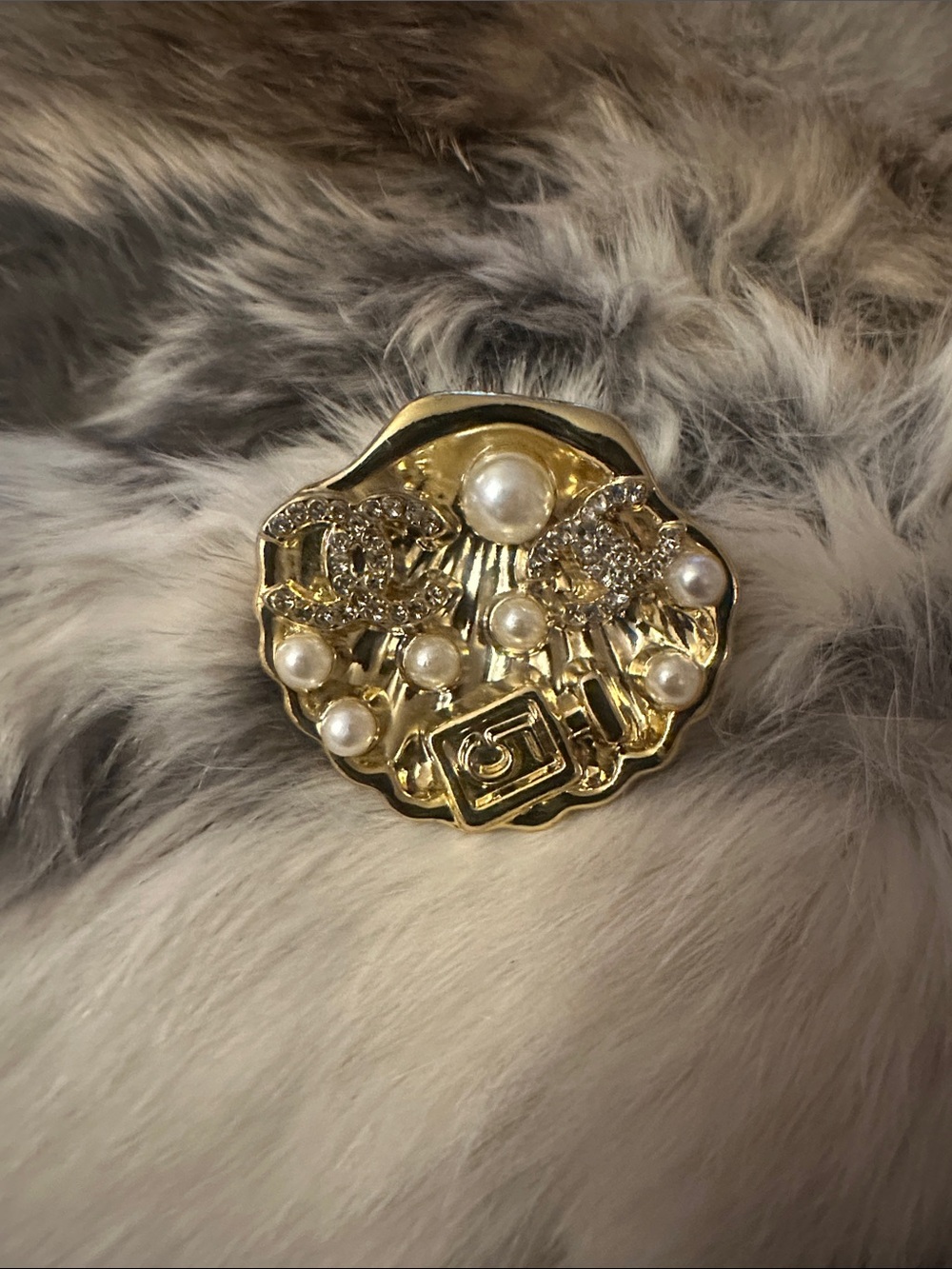 FASHION Gold Pearl & Crystal Shell Brooch